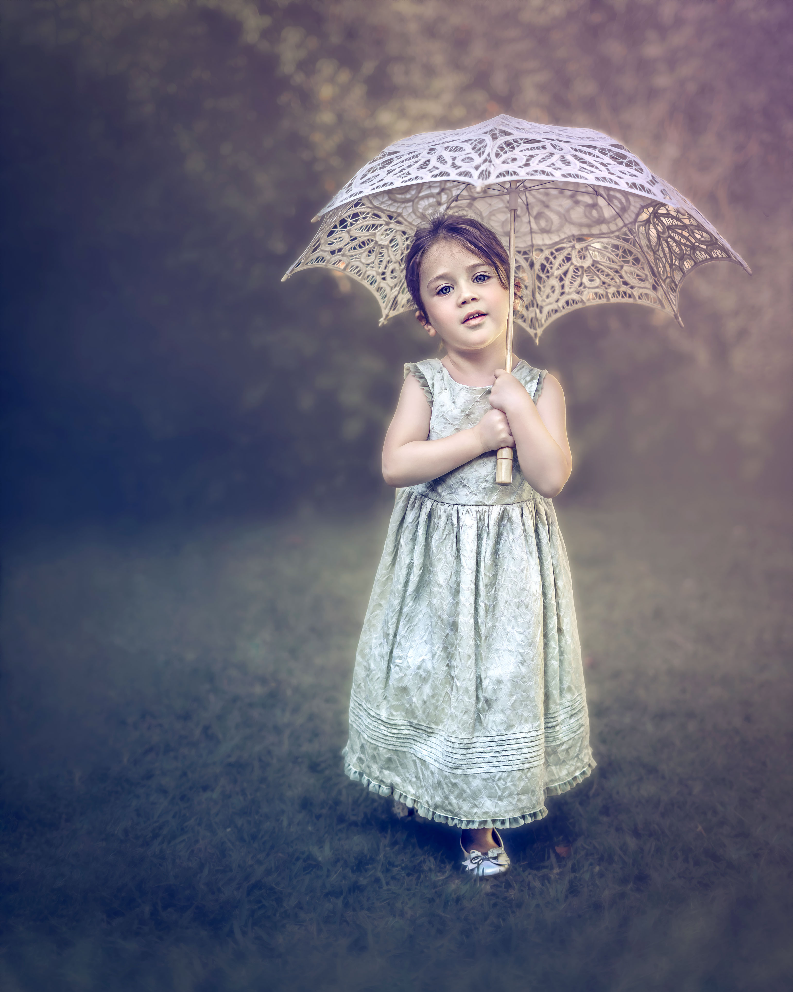 Sesión de Fotografía, Fine Art Photography, retrato artístico, momentos inolvidables, emociones capturadas, imaginación infantil, sombrilla jardín, Audrey Profile Studio, Guatemala