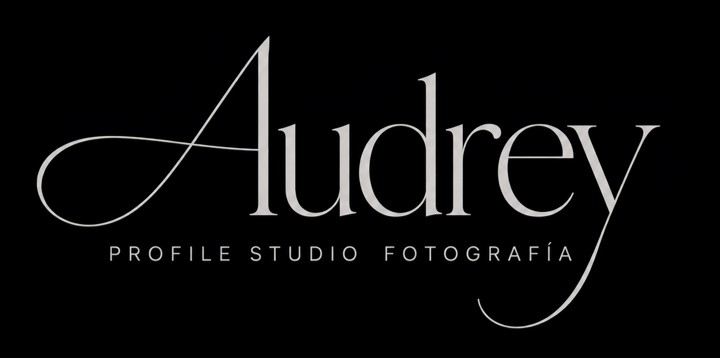Logo Audrey Profile Studio Fotografía invertido